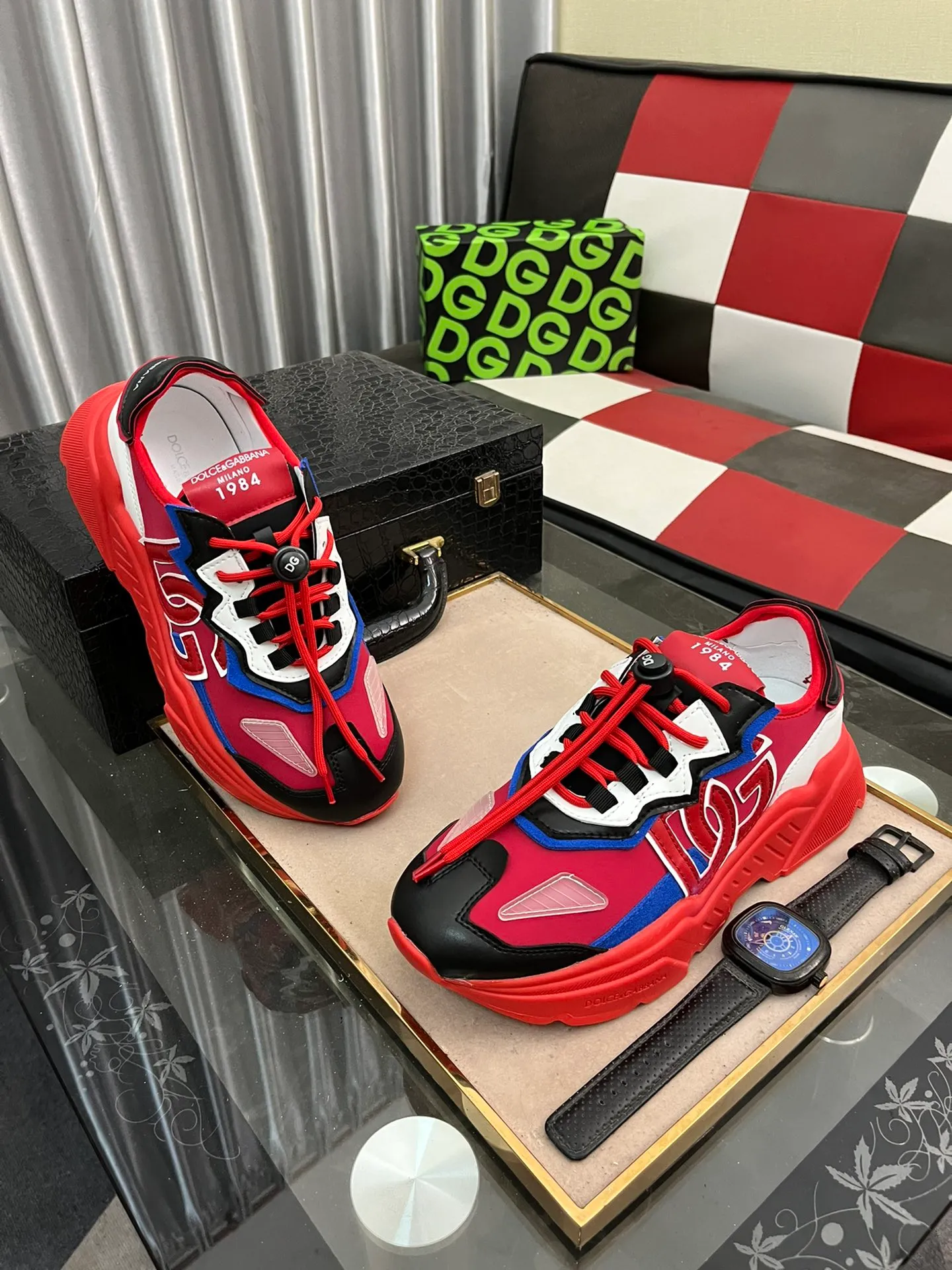 Men's shoes 💰480⌚️⌚️DG's latest popular casual shoes 🔥🔥, the tongue has the brand's iconic details, and the combination of silk cowhide and cow suede enhances the style. Fashionable and versatile, it can complement any look. Create an exquisite design with unique dynamic vitality and modern atmosphere, showing modern elegance. Size: 35-46